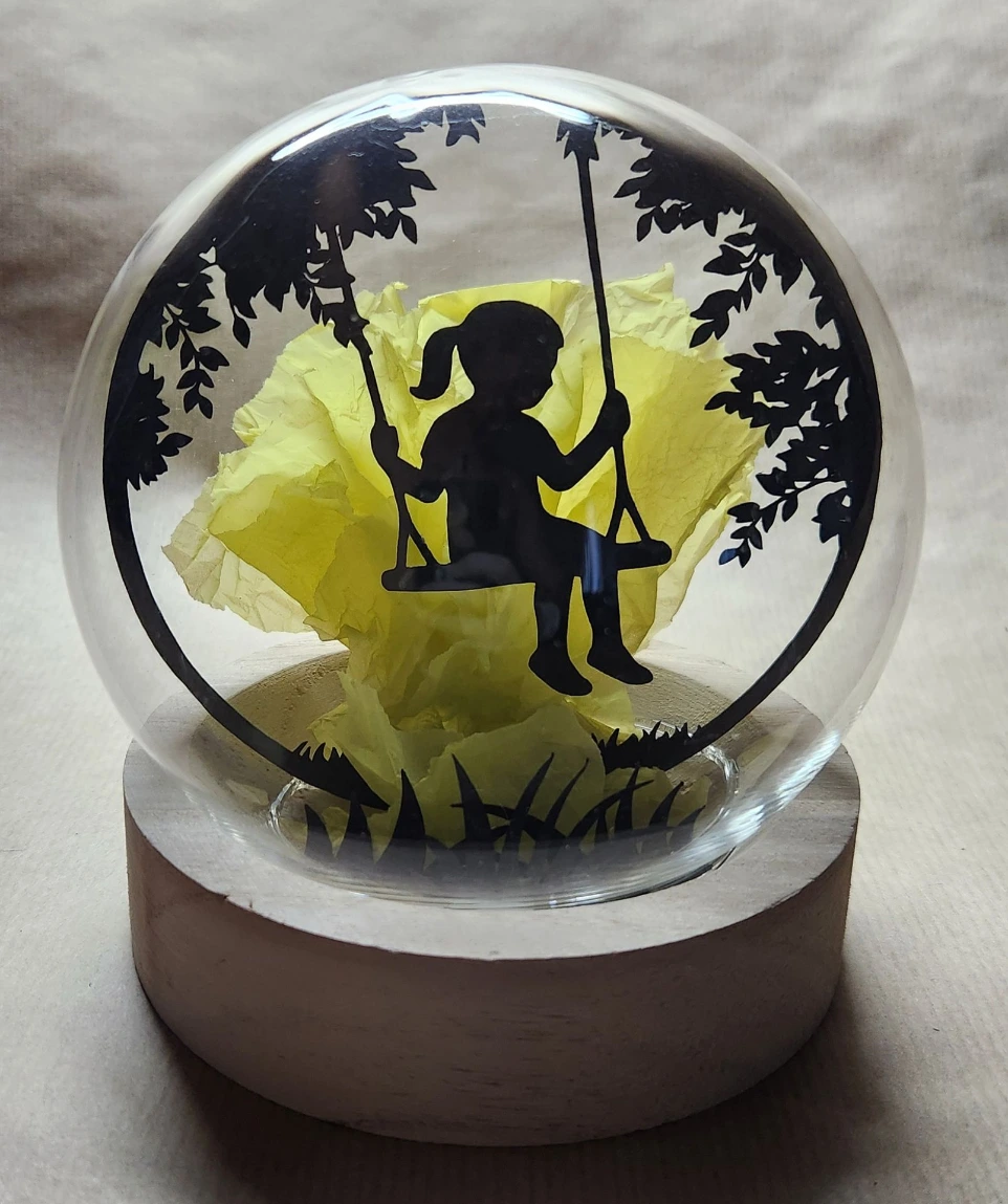 Cloche verre petite fille balançoire