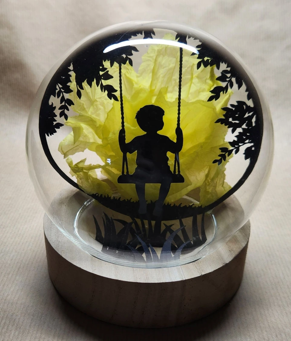 Cloche verre petit garçon balançoire
