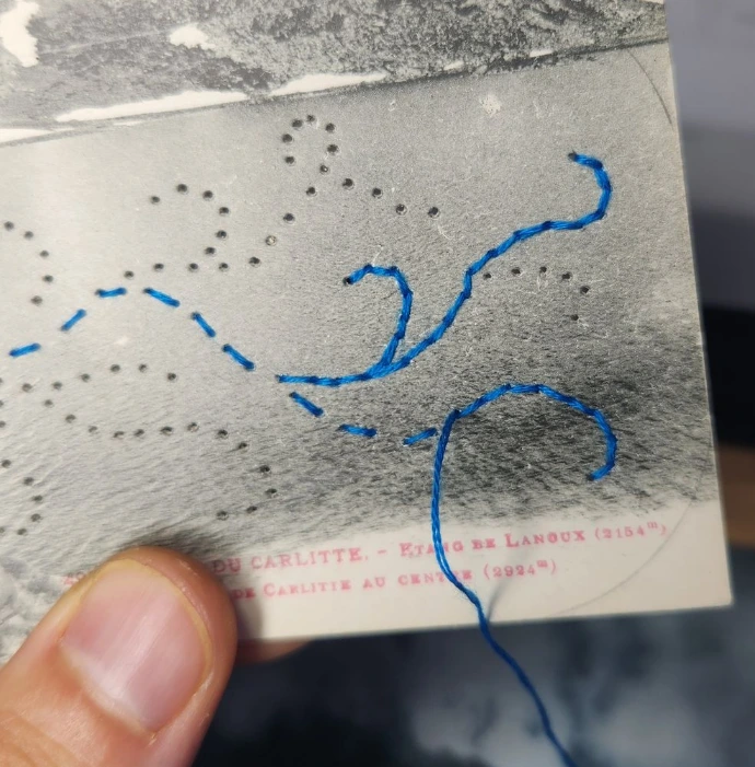 détails broderie carte