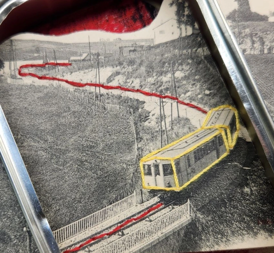 carte train jaune boite penchée zoom